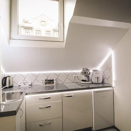 The Oasis - Retro Modern Vogue Apartman *