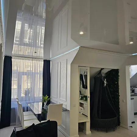 The Oasis - Retro Modern Vogue Apartment