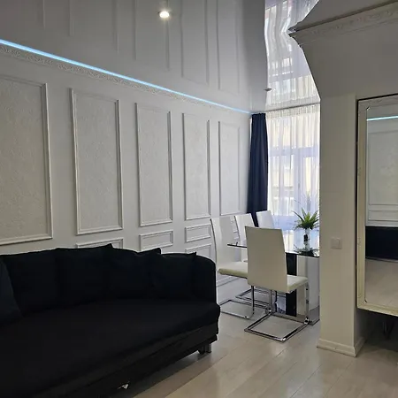The Oasis - Retro Modern Vogue Apartment *