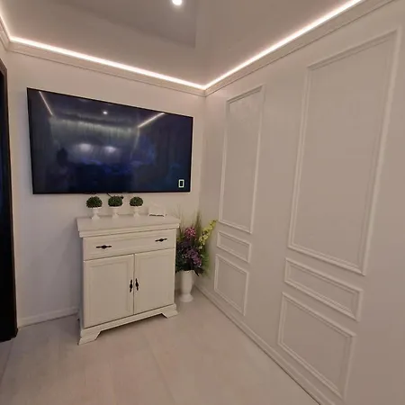 The Oasis - Retro Modern Vogue Apartman