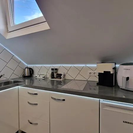 The Oasis - Retro Modern Vogue Apartman *